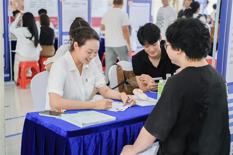 琼南同心织密就业网 鹿城绘就民生幸福圈——琼南九市县协同联动下的三亚民生就业答卷