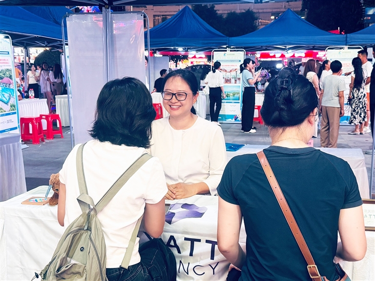 自贸港酒店“星”服专场招聘夜市举办 26家文旅企业携200余岗位“挑灯纳贤”